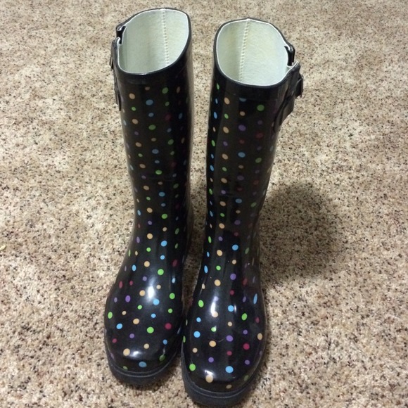Black and polka dots rain boots