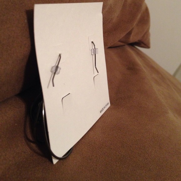 🔸SOLD🔸Metallic black dangle earrings - Picture 2 of 2