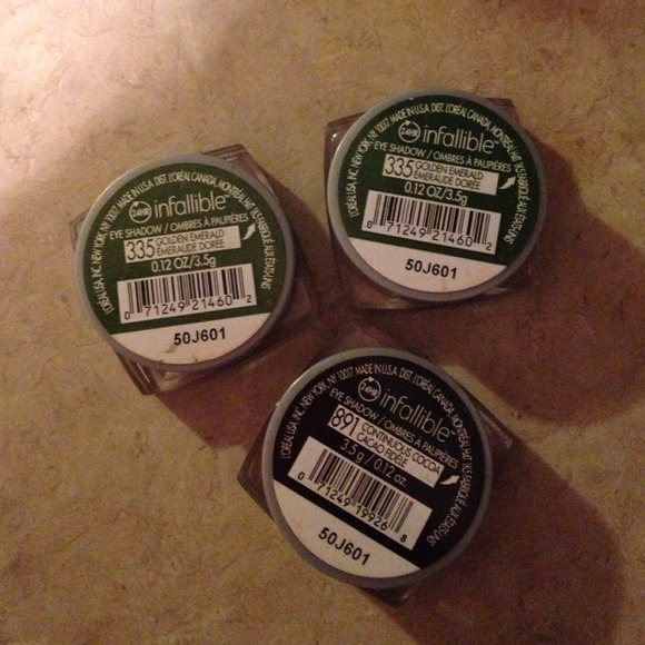 3 eyeshadows.