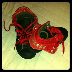 @yaninm converse shoes and sunglasses