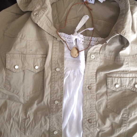 Cute details and lots of styling possibilities - Picture 2 of 4