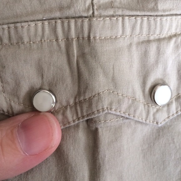 Cute details and lots of styling possibilities - Picture 3 of 4