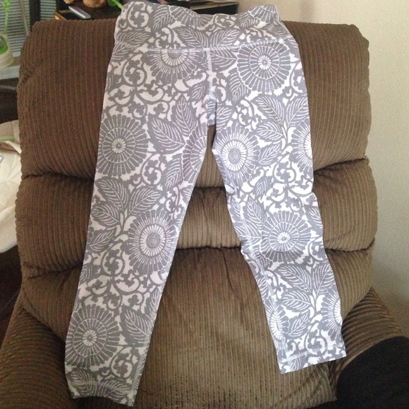 *RESERVED* - Lululemon wunder under crops