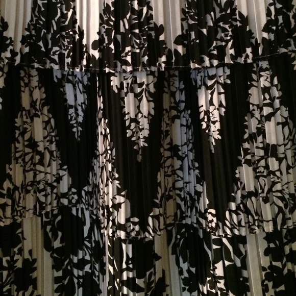 High waisted skirt. White House black market. XS - Picture 2 of 4