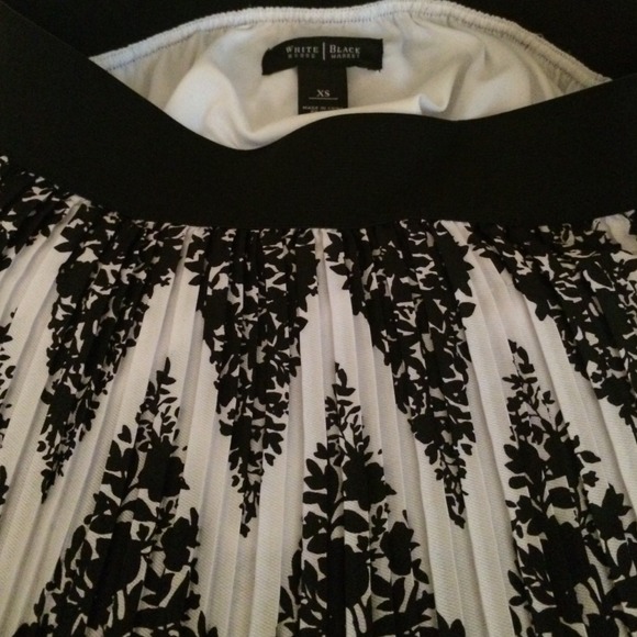 High waisted skirt. White House black market. XS - Picture 4 of 4