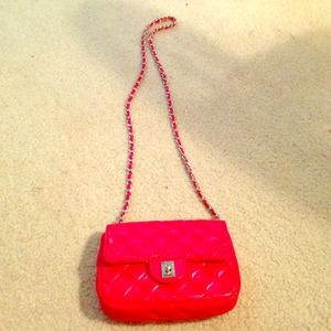 Red quilted crossbag, with a silver chain