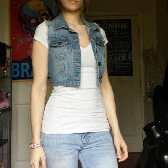 ▪2 for $15▪ Cropped Light Wash Denim Vest