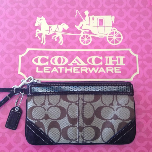 ❤AUTHENTIC COACH WRISTLET❤ - Picture 1 of 4