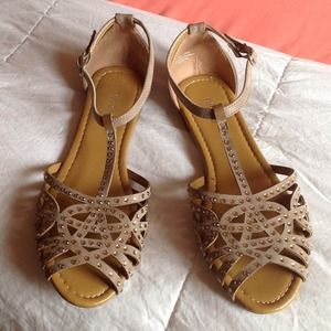 NWOT T-strap sandal