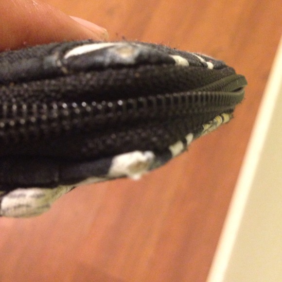 ⛔️sold⛔️Vera Bradley phone wallet - Picture 4 of 4