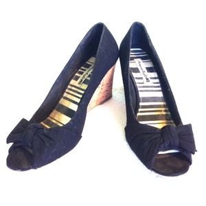 American Eagle black bow wedges