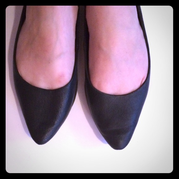 UrbanOutfitters black pointed flats - Picture 1 of 3