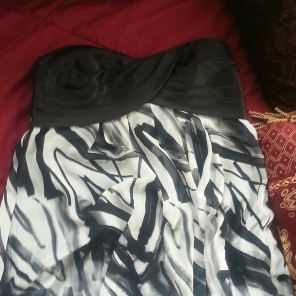 Cute short black n white ruffle bottom dress.