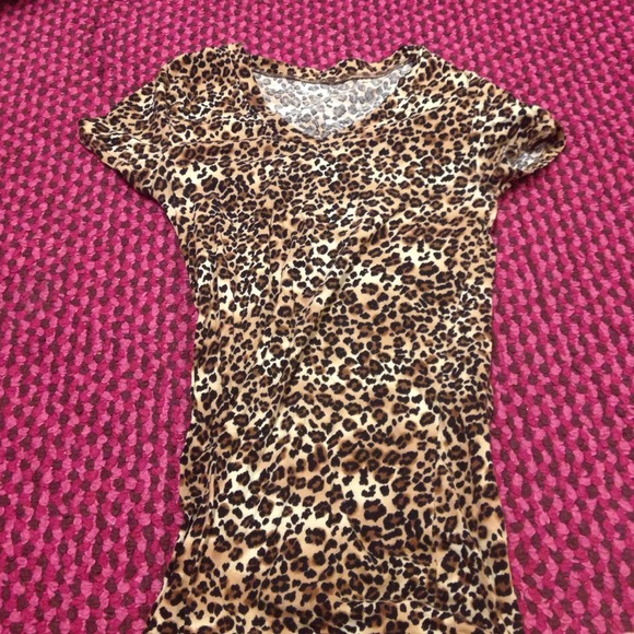 Leopard v-neck