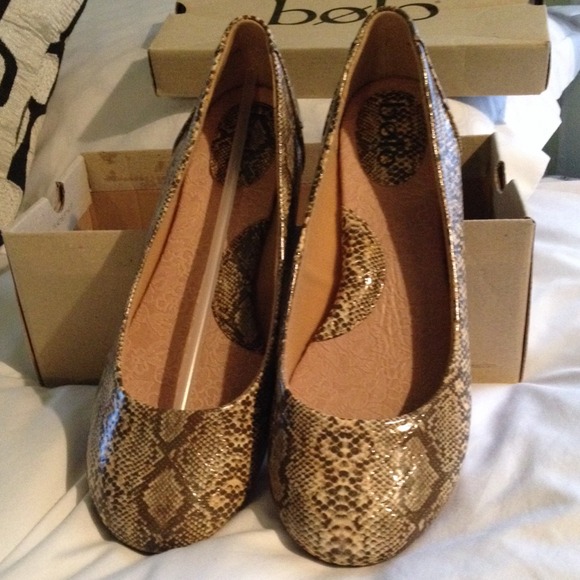 bolo Shoes - Snakeskin flats. New in box!!!