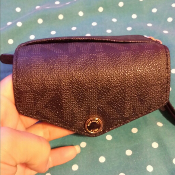 Michael Kors iphone 4/4s case/wristlet - Picture 3 of 3