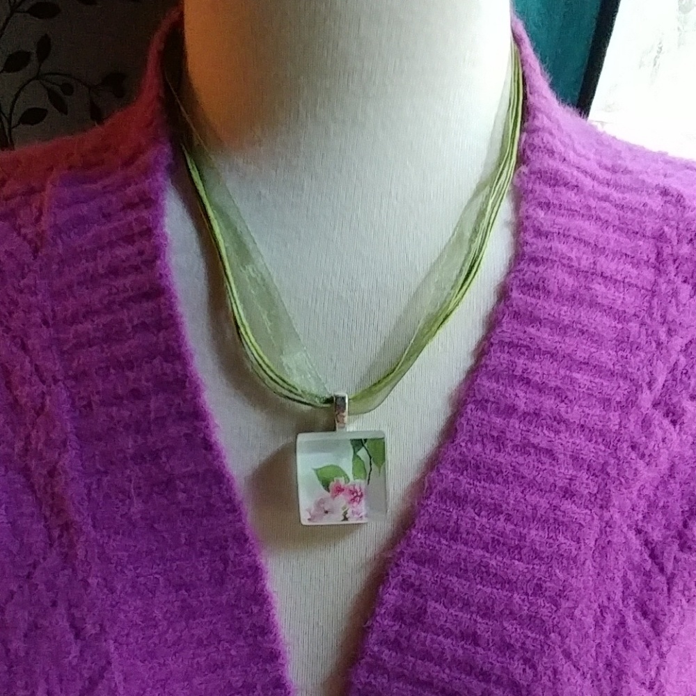 Flower glass pendant necklace