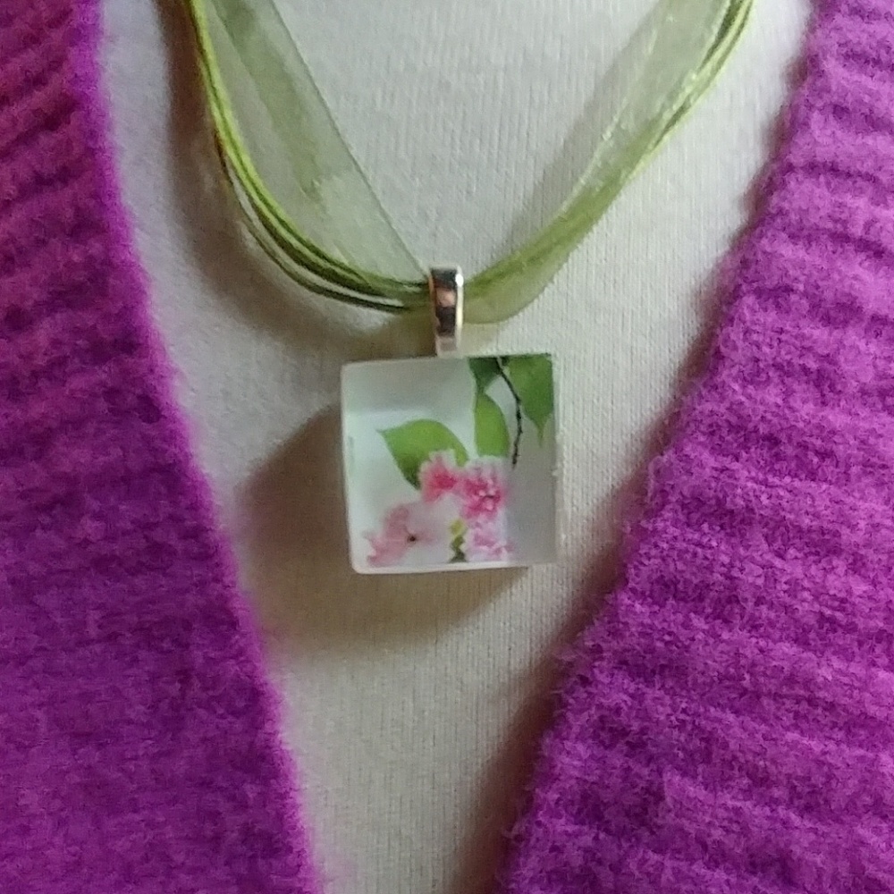 Flower glass pendant necklace