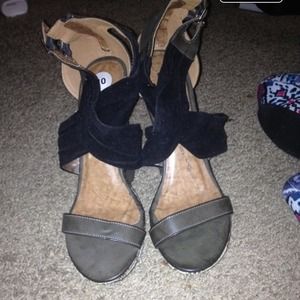 Crossed wedged shoes