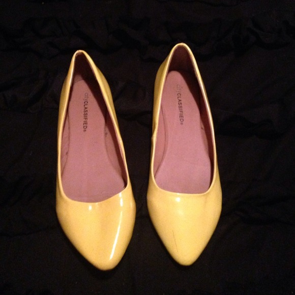 Neon yellow pointed toe flats