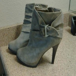 Toupe booties with side zipper!
