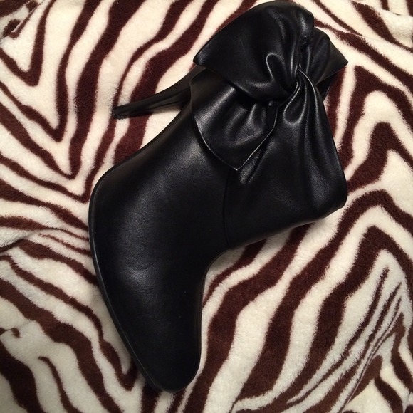FOREVER 21 *Black Bow Bootie*