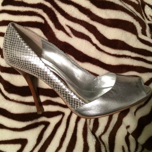 *GUESS* Super Glam Peep Toe Pumps