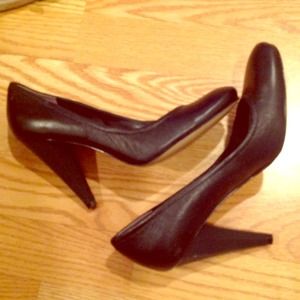 Nine West black leather pumps