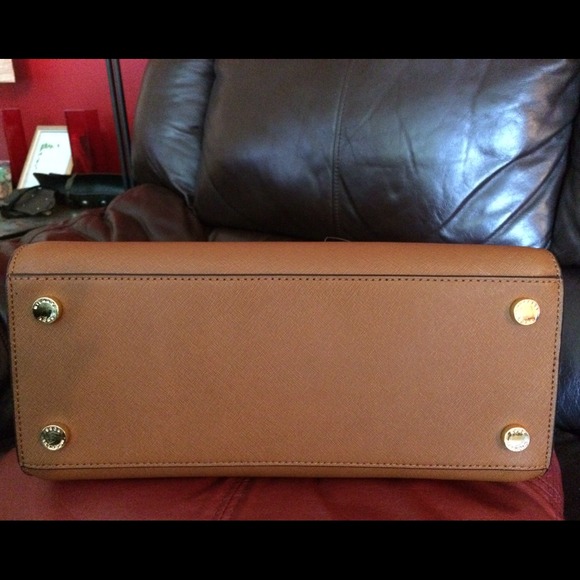 Authentic Michael kors Selma studs - Picture 2 of 4