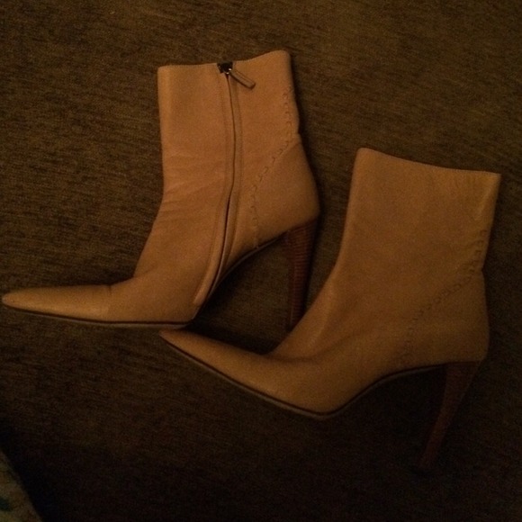 Fabulous Gucci camel leather booties. 8.5 B - Picture 2 of 4