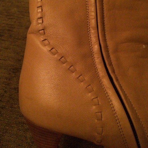 Fabulous Gucci camel leather booties. 8.5 B - Picture 3 of 4