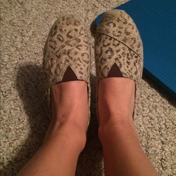 Cheetah print TOMS. Size 6.5.