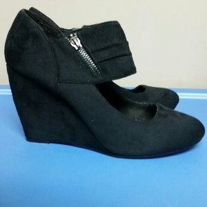 Black velvet wedge