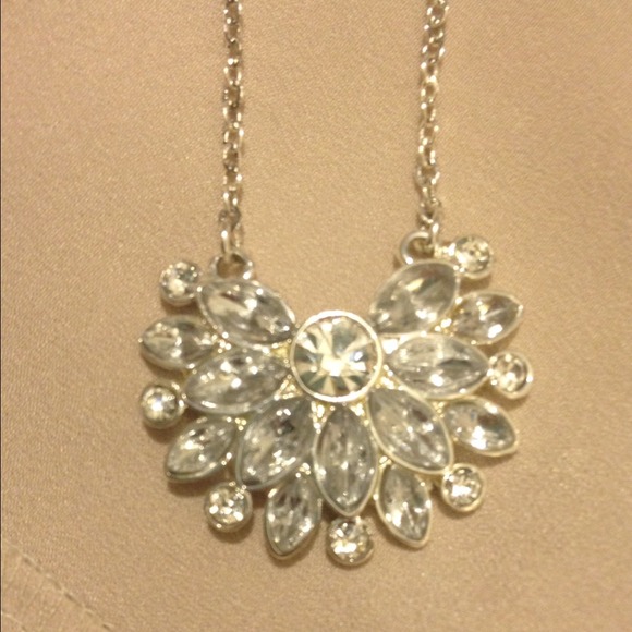 NWOT Fan shaped necklace with matching earrings - Picture 2 of 4