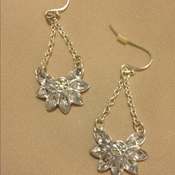 NWOT Fan shaped necklace with matching earrings - Picture 3 of 4