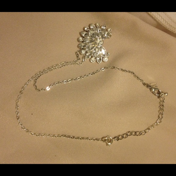 NWOT Fan shaped necklace with matching earrings - Picture 4 of 4