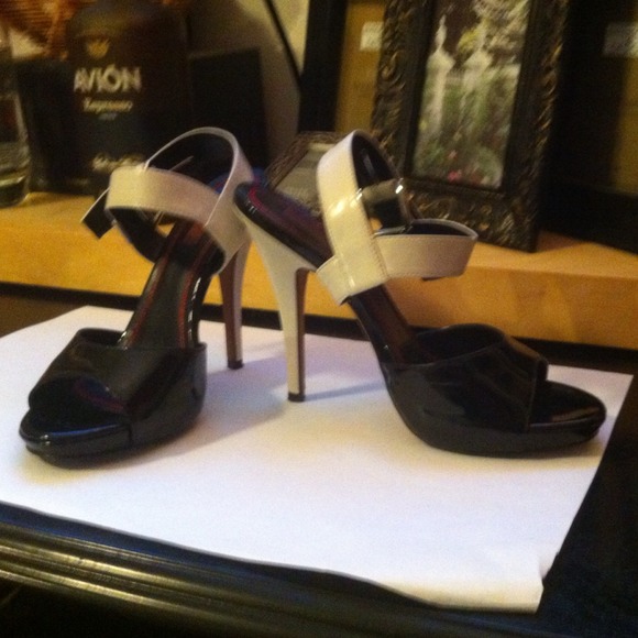 REDUCED😱💃Black & White Ankle Strap Heels💃 - Picture 4 of 4