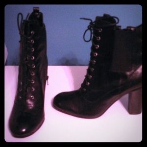 ***New never been worn *Black Liz Claiborne bootie