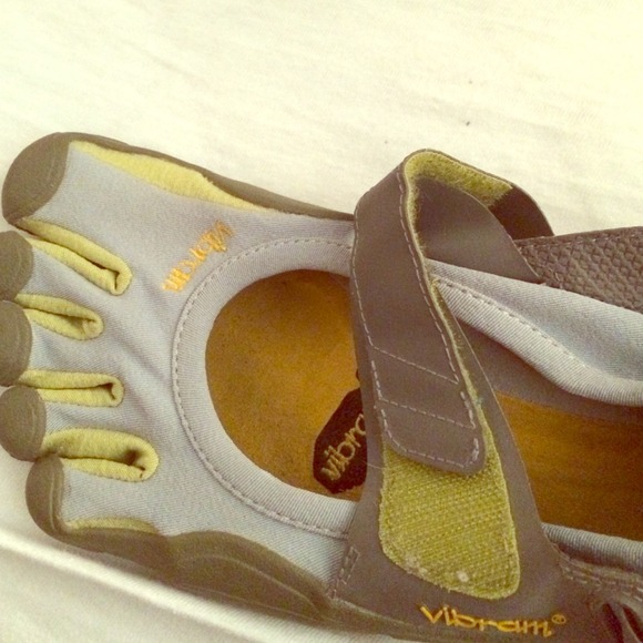Womens vibram shoe!