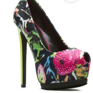 Floral-print fabric platform peep-toe pump