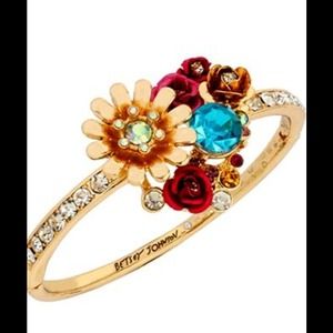 🌹Eye catching Betsey Johnson bracelet 🌹