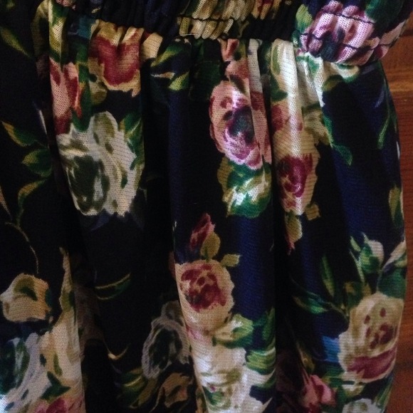 🎀SOLD🎀 Floral, One Shoulder, Ruffle Dress! - Picture 4 of 4