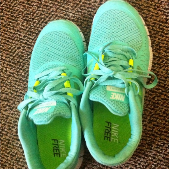 Very pretty Mint Nike Free Run 3 tennis shoes!