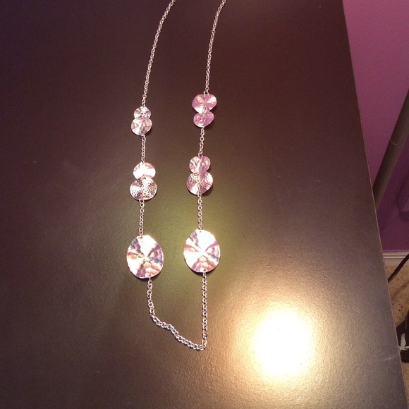 🎊Silver tone hammered shell necklace.🎉