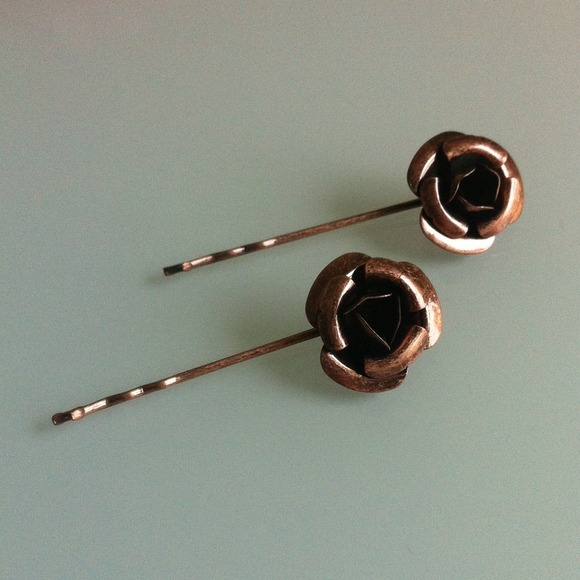 ❌SOLD❌ J. Crew Rosette Hair Pins - Picture 2 of 3