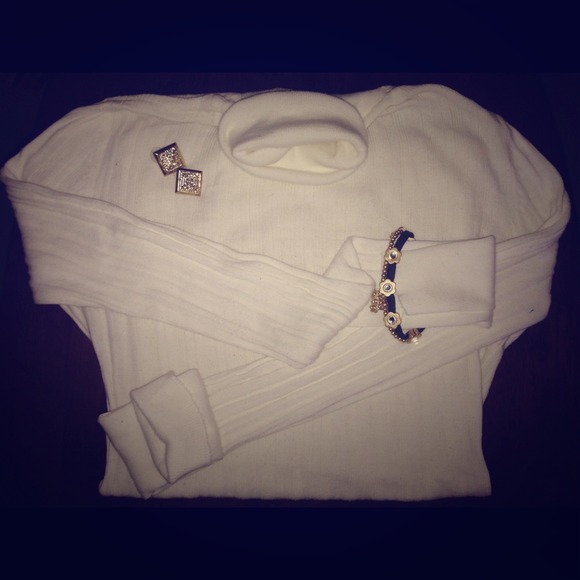 Fitted White Long sleeve T-Neck