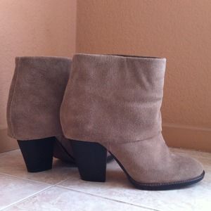 💠Vince Camuto Taupe Suede Boots