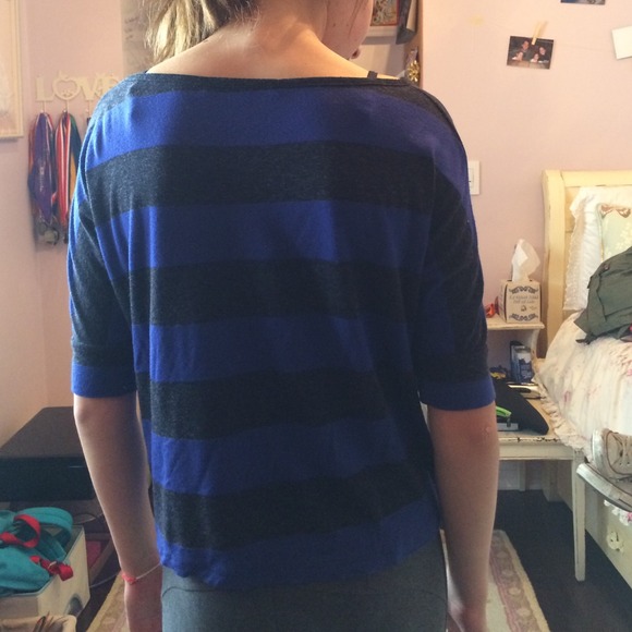 blue and black shirt - Picture 2 of 3