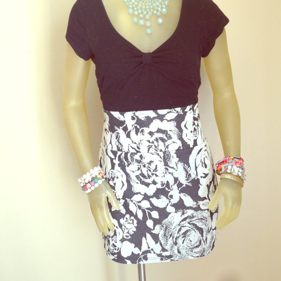 RESERVED❗️Floral print high waisted skirt - Picture 1 of 2