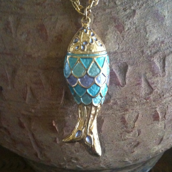 Jewelry - Fish gold necklace